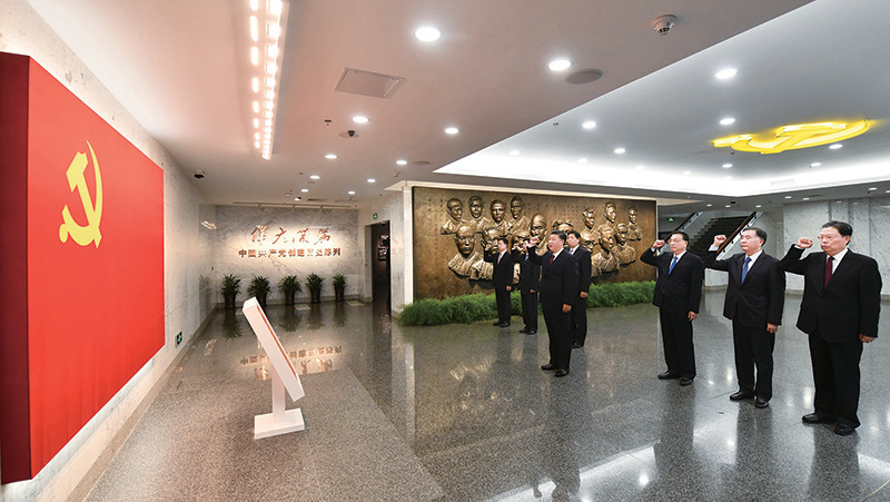 2017年10月31日，中共中央總書記、國家主席、中央軍委主席習近平帶領(lǐng)中共中央政治局常委李克強、栗戰(zhàn)書、汪洋、王滬寧、趙樂際、韓正，瞻仰上海中共一大會址和浙江嘉興南湖紅船。這是31日上午，在上海中共一大會址紀念館，習近平帶領(lǐng)其他中共中央政治局常委同志一起重溫入黨誓詞。 