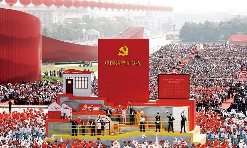 2019年10月1日上午，慶祝中華人民共和國成立70周年大會在北京天安門廣場隆重舉行。這是群眾游行中的“從嚴治黨”方陣。新華社記者 蘭紅光/攝