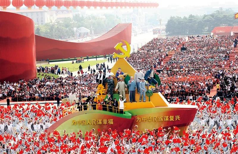 2019年10月1日上午，慶祝中華人民共和國成立70周年大會在北京天安門廣場隆重舉行。這是群眾游行中的“不忘初心”方陣。新華社記者 蘭紅光/攝