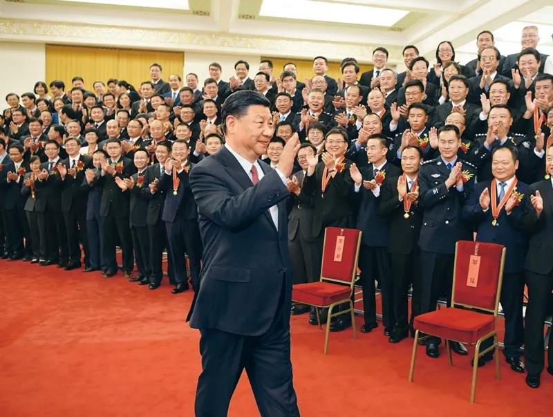 2019年6月25日，黨和國家領(lǐng)導人習近平、李克強、王滬寧等在北京人民大會堂會見第九屆全國“人民滿意的公務(wù)員”和“人民滿意的公務(wù)員集體”受表彰代表。新華社記者 李學仁/攝